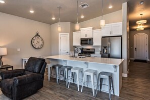 Kjøleskap, mikrobølgeovn, ovn og kokeplater