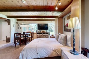 Iron/ironing board, Internet, bed sheets - Cute Studio with Lots of Space, WiFi, Close to Skiing (Sun Valley)