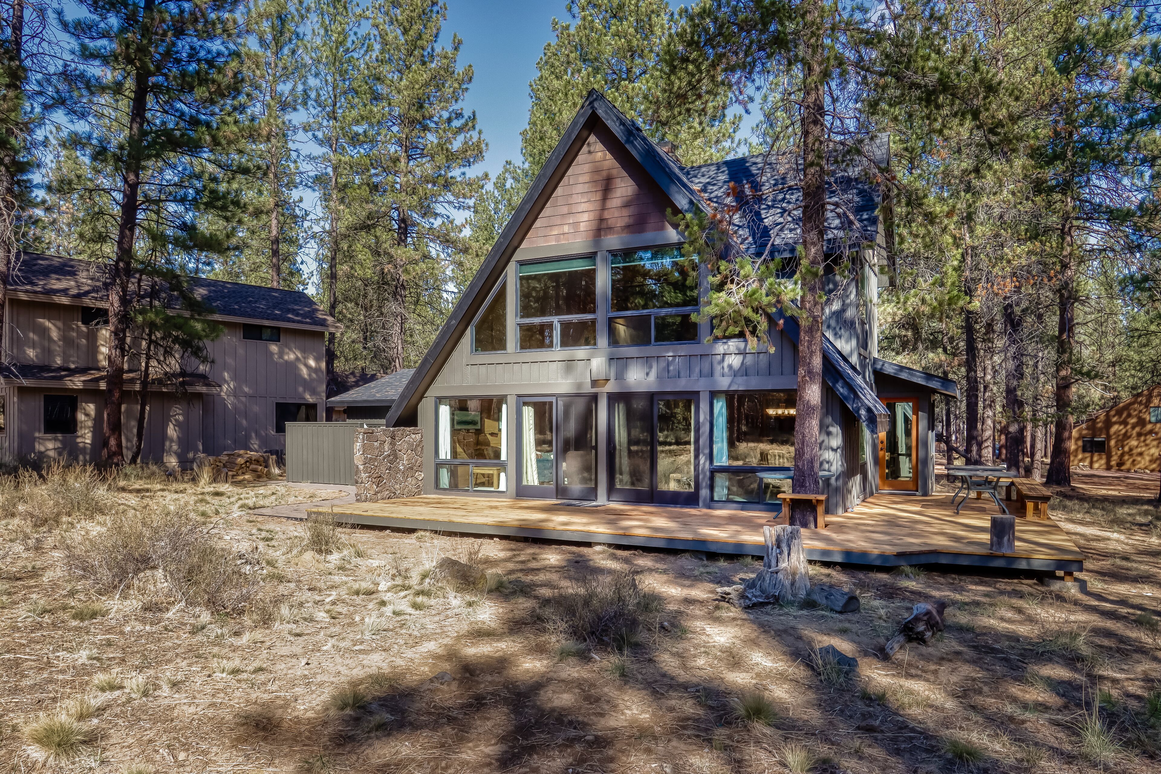 Sunny Cabin with Private Hot Tub, SHARC Access & Entertainment - Dogs Welcome