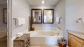 Ensemble baignoire-douche, baignoire à remous, séchoir à cheveux