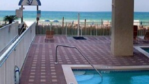 Un espace piscine offrant une vue sur la plage et l’océan.