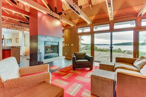 Fernseher, Kamin, Bücher, Stereoanlage