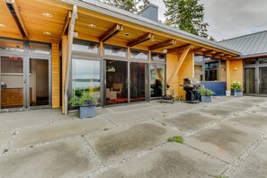 Exterior - Spacious bayfront home w/ sauna, patio, views, & easy beach access (Anacortes)