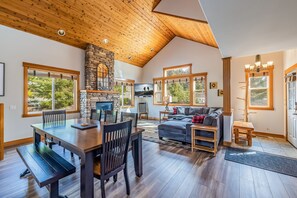 Smart TV, chimenea, reproductor de DVD y futbolito 