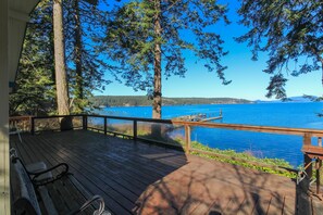 Terrace/patio - Charming Waterfront Home w/ Epic Views, Close to Beach - One Dog OK (Lopez Island)