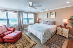 3 عدّة غرف نوم وخدمة الإنترنت وملاءات أسرّة