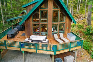 Outdoor dining - Indulge in Luxury in our Stunning Mt Baker Lodge - New Barrel Sauna, Hot Tub, Pet Friendly! (Glacier)