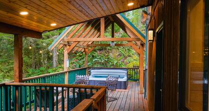 Indulge in Luxury in our Stunning Mt Baker Lodge - New Barrel Sauna, Hot Tub, Pet Friendly!