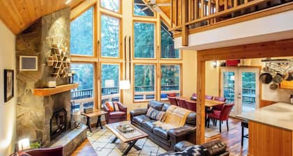 Luxury Cedar Chalet-Sauna,Hot Tub,EV charger