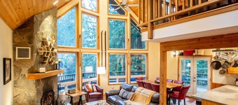 Indulge in Luxury in our Stunning Mt Baker Lodge - New Barrel Sauna, Hot Tub, Pet Friendly!