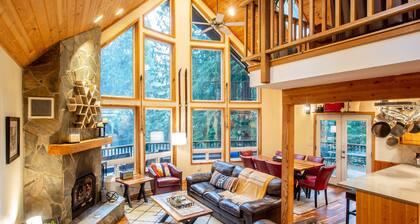 Indulge in Luxury in our Stunning Mt Baker Lodge - New Barrel Sauna, Hot Tub, Pet Friendly!