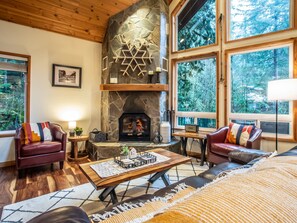 Interior - Indulge in Luxury in our Stunning Mt Baker Lodge - New Barrel Sauna, Hot Tub, Pet Friendly! (Glacier)