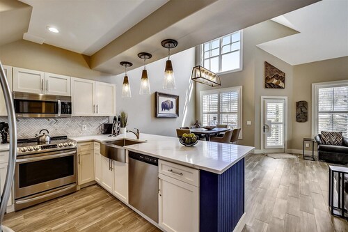 Kävele kaupunkia ja rinteitä tämän Cozy Warrior's Mark Condo mukavuuksilla!