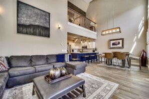 Fernseher, Kamin, DVD-Player