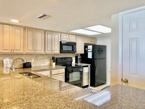 Fridge, microwave, oven, stovetop - Wind Drift 102SE (Orange Beach)