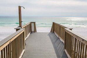 På stranden