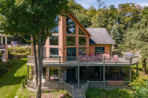 Vibrant Lakeview Chalet w/ Huge Deck