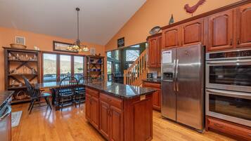 KylskÄp, mikrovÄgsugn, ugn och spishÀll