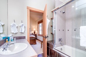 Hair dryer, towels, soap, shampoo - LYNX AT THE TERRACES- Slopeside Ski-In/Ski-Out Condo in the Meadows of Mountain (Mountain Village)