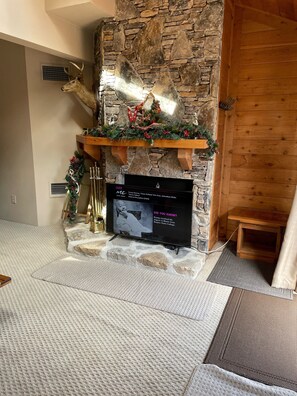 Interior - Sunridge/7Springs: SKI IN/SKI OUT, ski from deck (Seven Springs)