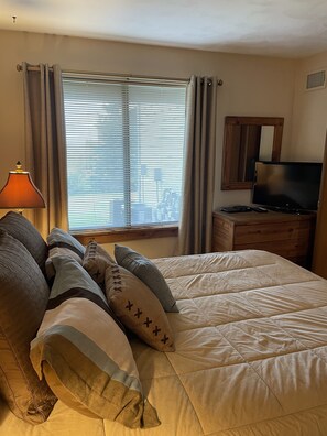 2 chambres, fer et planche à repasser, lit de bébé portatif