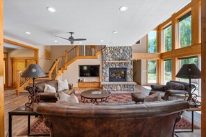 Televisie, een open haard, videospelletjes en een dvd-speler