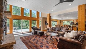 TV, fireplace, video games, DVD player - Riverfront, Hot Tub, Starlink Internet, Basketball! (Durango)