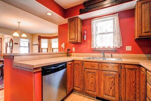 Fridge, microwave, oven, stovetop - Wonderful, Charming Downtown Home - Walk Everywhere! Amazing Value. (Breckenridge)