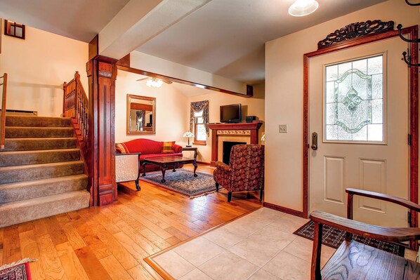 TV, fireplace - Wonderful, Charming Downtown Home - Walk Everywhere! Amazing Value. (Breckenridge)