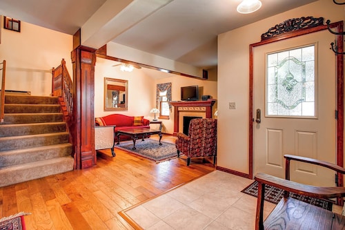 Wonderful, Charming Downtown Home - Walk Everywhere! Amazing Value.