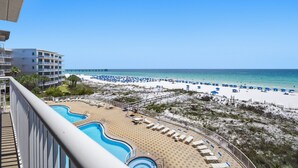 Un complexe hôtelier doté d’une piscine, d’une plage et offrant une vue sur l’océan.