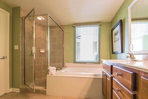 Combined shower/tub, jetted tub, hair dryer, towels