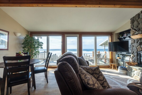 Smart TV, fireplace, stereo - Enjoy watching kids flying kite on the beach (Lincoln City)