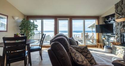 Beachfront Home Fire kuoppaan ja rantaan portaat hiekkaan.