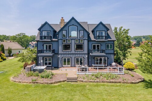 Lakefront Luxury w/ Views, Fireplaces & Fun