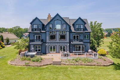 Lakefront Luxury w/ Views, Fireplaces & Fun