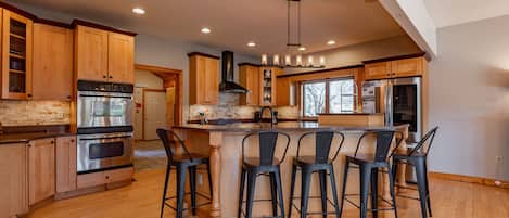 ثلاجة، ميكروويف، فرن، موقد طهي مسطح