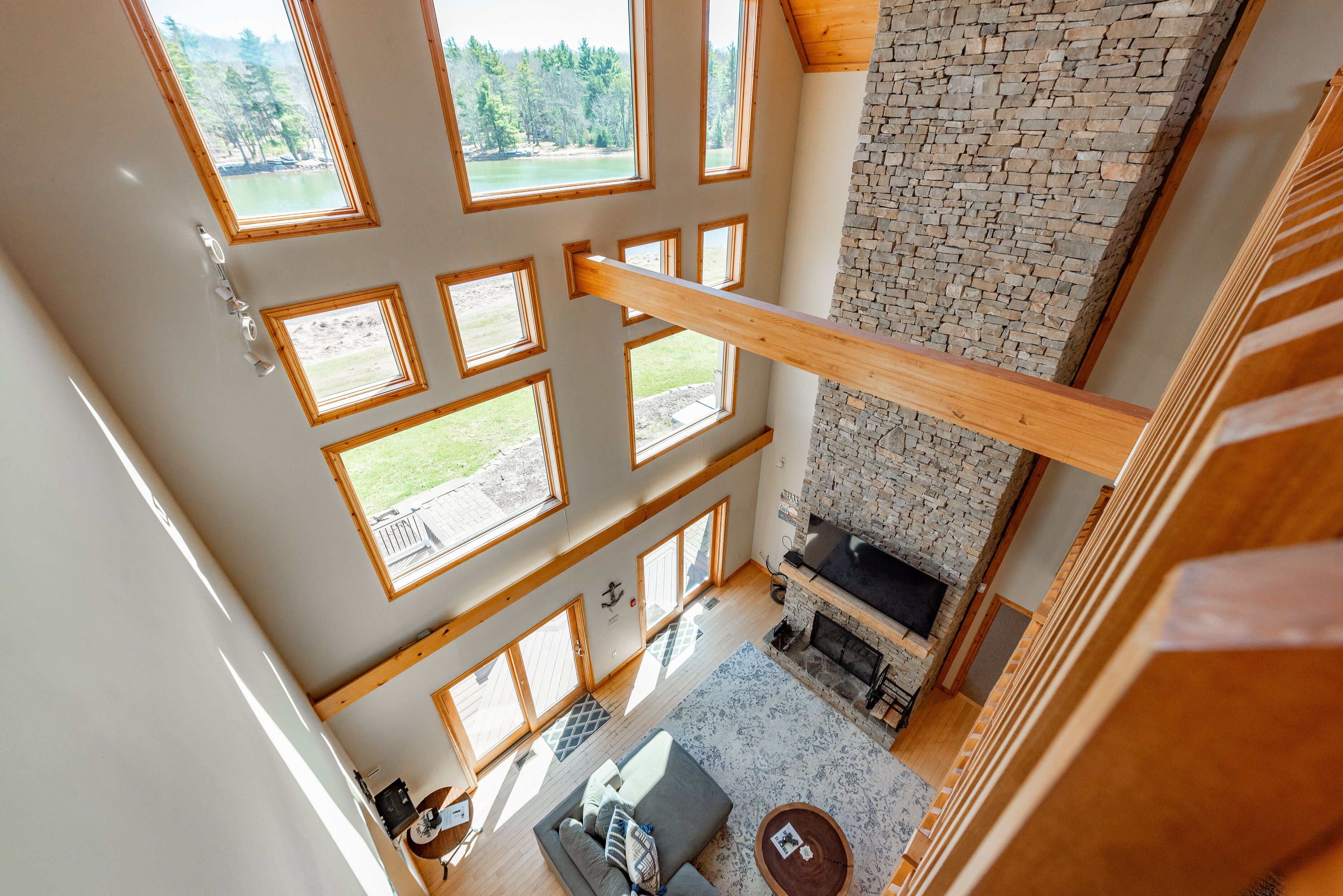 Smart-tv, eldstad, dvd-spelare och datorskärmar