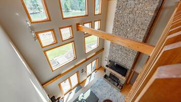 Älytelevisio, takka, DVD-soitin, tietokoneen näyttö