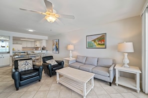 Flat-screen TV - Romar Tower 6A by Liquid Life (Orange Beach)