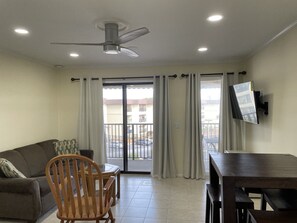 Een smart-tv, een dvd-speler, boeken en een stereo