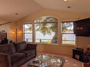 Smart-TV, peis, DVD-spiller og bøker