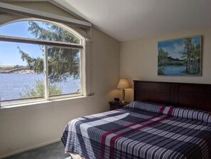 3 bedrooms, desk, iron/ironing board, free WiFi - Dune it Right on the Siuslaw River (Florence)