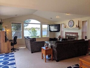 Smart-TV, peis, DVD-spiller og bøker