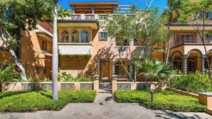 A courtyard with a central pathway, surrounded by lush greenery and a building with multiple balconies and arched windows. - Villa Buho✰Rooftop Jacuzzi & Private Pool ✰Across from Beach (Tamarindo)