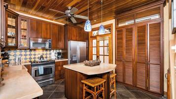 Frigorífic, microones, forn i placa de cuina