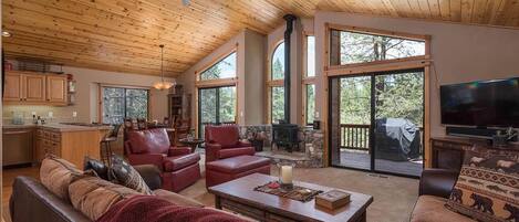 Een televisie en een open haard