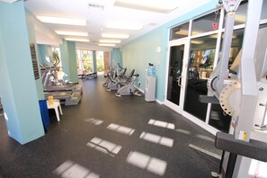 Ein Fitnessstudio mit Laufbändern, Ergometer und Crosstrainern.