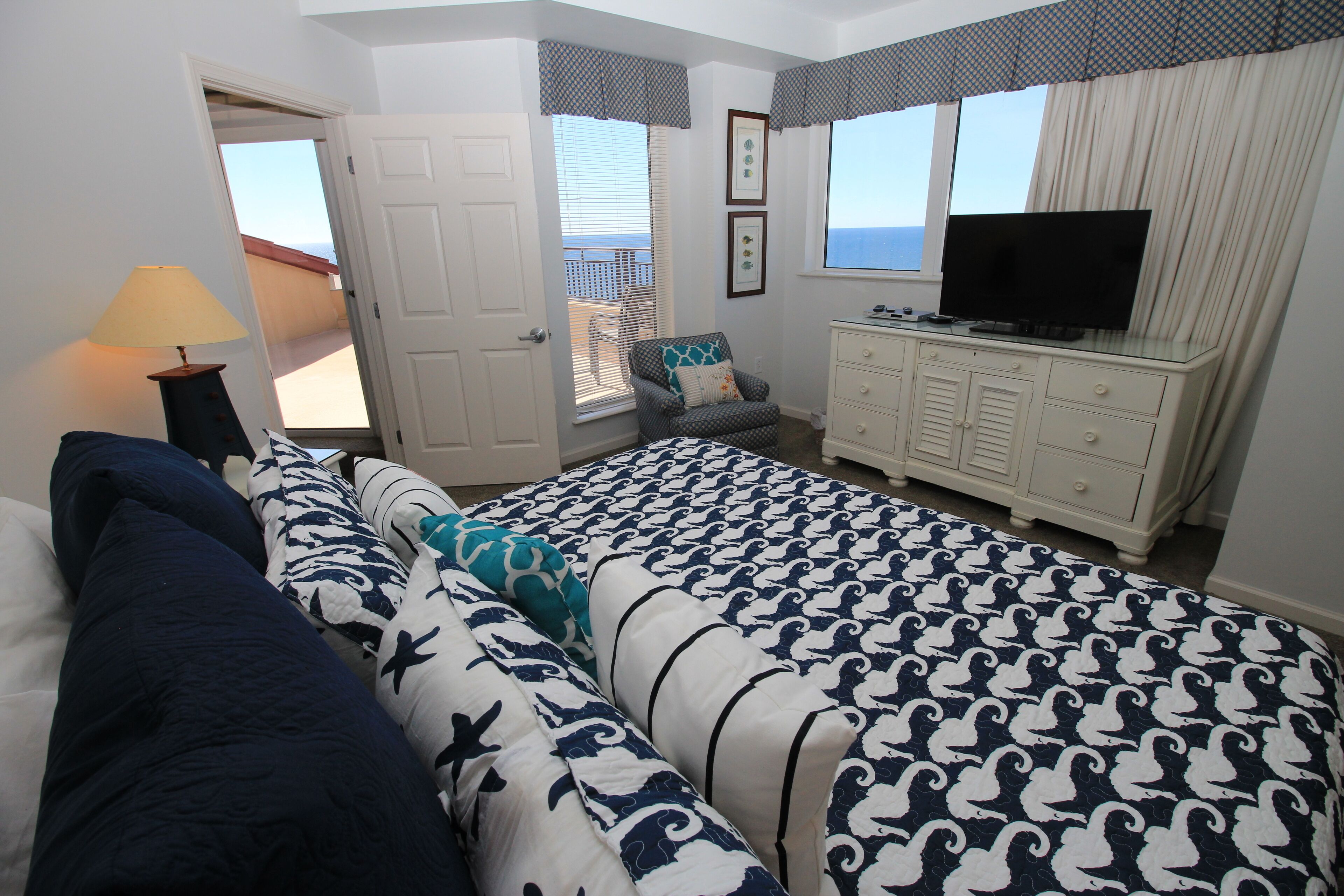 3BR Beachfront 16th Flr Two Master Bedrooms, Tram. Large balcony Private beach