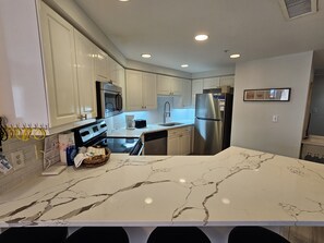 Refrigerador, microondas, horno, placa de cocina